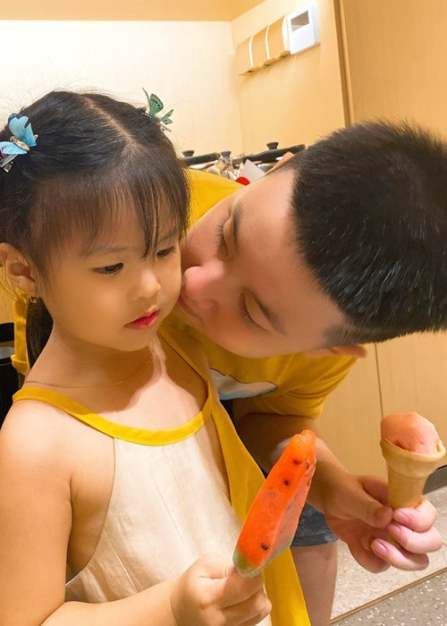 Bé Pháo - con gái riêng của Lê Phương chiều chuộng bé Bông.