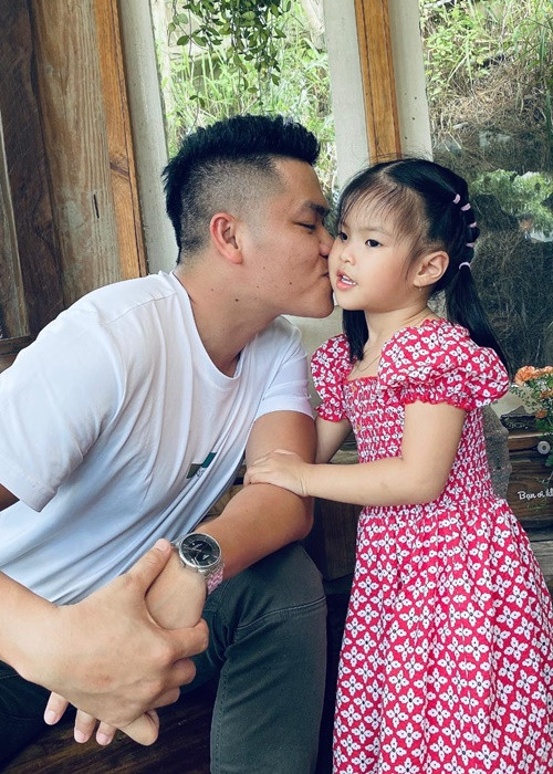 Con gái Lê Phương được bố mẹ lẫn anh trai cưng chiều.