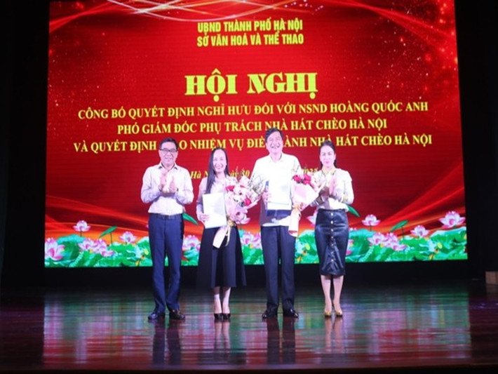 Theo Dân Trí, NSND Quốc Anh (thứ hai bên phải) - Phó Giám đốc phụ trách Nhà hát Chèo Hà Nội (Quyền Giám đốc Nhà hát Chèo Hà Nội) nhận quyết định nghỉ hưu vào ngày 30/8. Ảnh: Tiền Phong