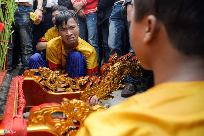 Anh Đoàn Văn Hải cho biết đây là năm thứ 3 anh tham gia khiêng kiệu mặc dù rất mệt. "Nhưng sang năm nếu có cơ hội tôi lại đăng ký rước tiếp”, anh nói. Chiếc kiệu Long Đình vẫn quay trước đến thánh mặc dù kiệu Song Loan và Kiệu Lễ đã về vị trí.