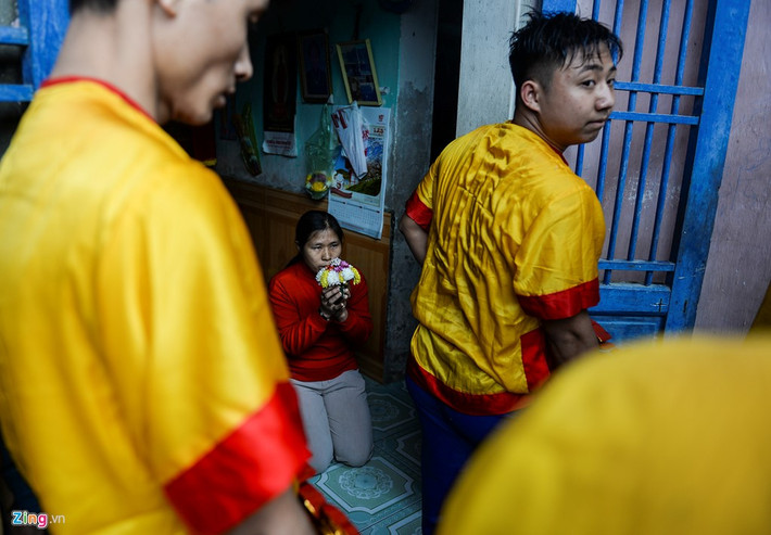 Đoàn rước kiệu đi vòng quanh làng và vào cả nhà dân. Những gia đình may mắn được kiệu ghé đến là những nhà đã từng làm chủ hội hoặc có công đóng góp cho nhà chùa như gia đình nhà bà Mùi (thôn Thọ Lộc).