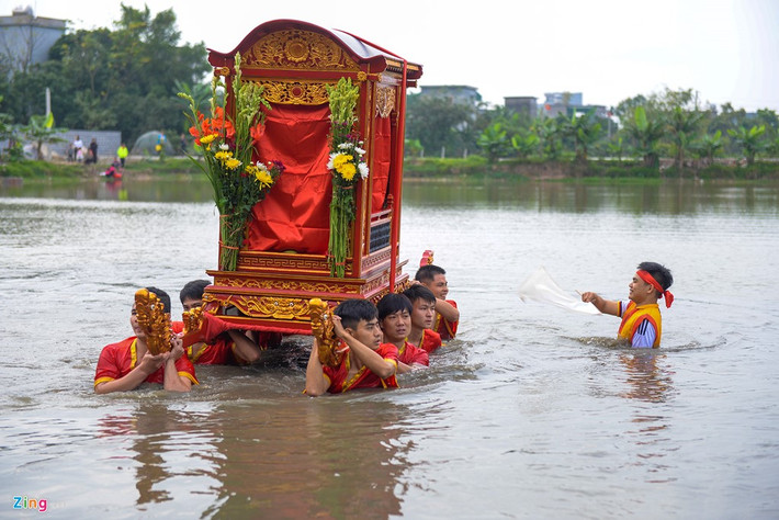 Cả hai kiệu có chung một người phất cờ thúc giục. Chùa miếu ao đình là những nơi đoàn kiệu sẽ ghé đến cúng lễ và tham gia màn rước kiệu dưới nước.