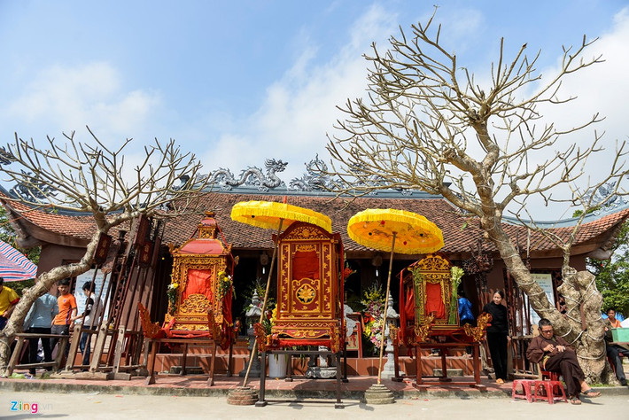 Kết thúc buổi rước, 3 kiệu được quy tụ tại đền thánh Từ Đạo Hạnh.