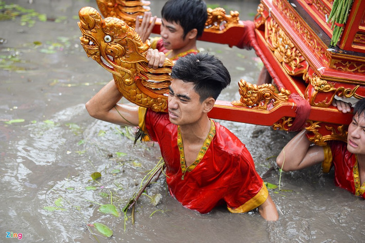 Mỗi buổi rước thường kết thúc đúng giờ chính Ngọ (12h trưa). Tuy nhiên cũng có những năm nghi lễ kéo dài đến 15h chiều. Khi kiệu đã về trước đền thánh, người khiêng vái lạy cầu chúc một năm mới bình an.