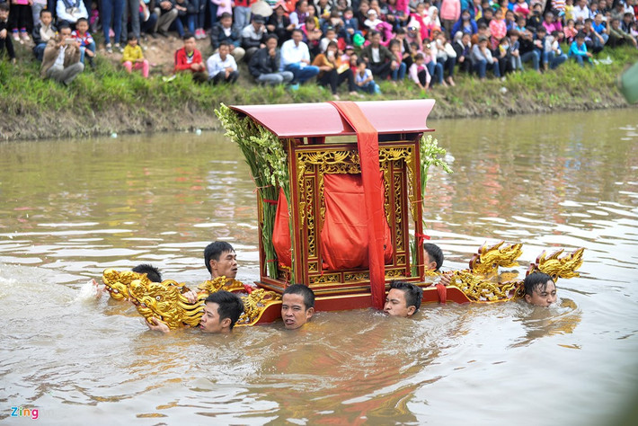 Những người này có 3 ngày để chuẩn bị sức khỏe, tinh thần cho buổi rước có thể kéo dài hàng giờ đồng hồ. Thanh niên từ 18 tuổi trở lên mới được phép tham gia. Trong ảnh, anh Đoàn Quang Huy (sinh năm 1999) lần đầu tiên được làm thành viên rước kiệu.