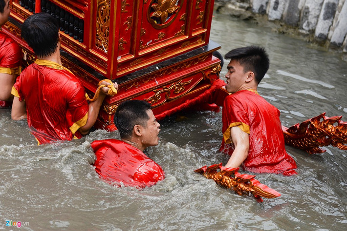 Anh Nghiệp, một người trong đoàn rước kiệu chia sẻ: “Chúng tôi không thể biết trước kiệu sẽ đi đường nào, vào nhà ai, mọi thứ như được điều khiển và không thể đi theo ý mình được”. Dù đi chân trần rước kiệu lội sông hay đi vào các khu vực nhiều cọc nhọn, đất đá nhưng chưa ai bị thương tích ở chân.