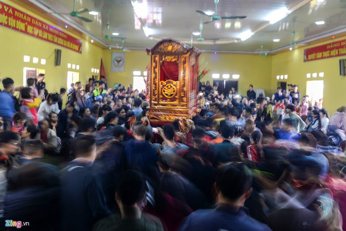 Mỗi khi kiệu di chuyển cả dòng người lại ùa theo tạo nên khung cảnh rất ồn ào. Mọi người chăm chú xem màn kiệu quay.