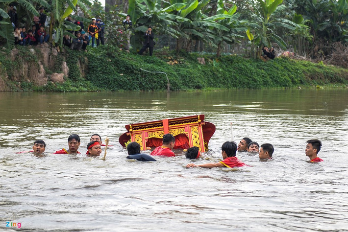 Một chiếc kiệu bị lật chìm gần hết khiến các chàng trai chới với. Nhưng ngay sau đó với sự giúp đỡ tăng cường, chiếc kiệu đã được vớt lên khênh đi tiếp.