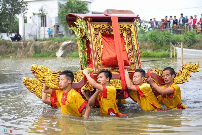 Lễ rước kiệu chùa Múa có nghi thức quay kiệu và rước kiệu lội xuống sông quay liên tục dưới nước hàng tiếng đồng hồ kể cả thời tiết lạnh hay ấm. Sau khi làm lễ lúc 7h tại chùa, các trai làng được chia thành 3 đội để rước kiệu. Từ hơn 100 ứng viên đăng ký rước kiệu nhưng chỉ 24 người đạt yêu cầu sau khi xin đài âm dương vào ngày mùng 6 tháng Giêng.