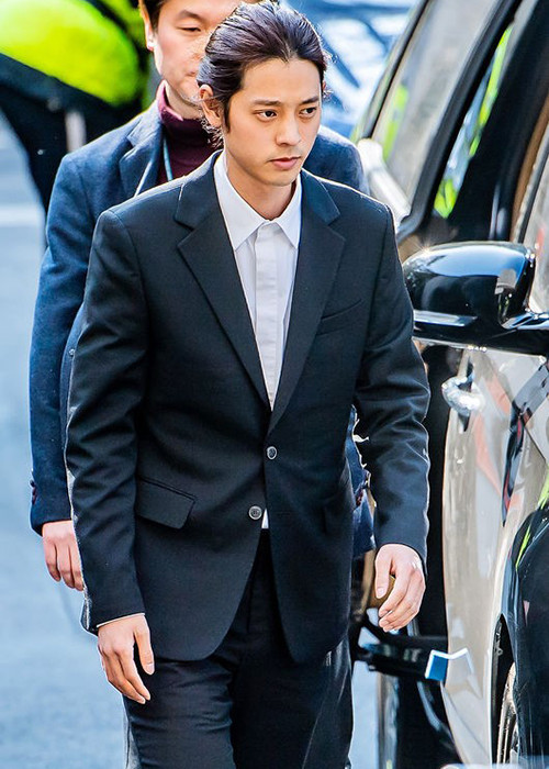 Sáng nay (ngày 21/3), Jung Joon Young đã tham gia phiên tòa xét xử đầu tiên vụ quay lén và phát tán clip nhạy cảm.