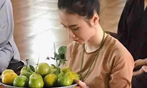 Angela Phương Trinh từng được biết đến với đời tư ồn ào, vô số scandal từ ăn mặc phản cảm, phát ngôn gây sốc, mượn xe khoe mẽ... Năm 2015, cô vướng lùm xùm yêu một bác sĩ thẩm mỹ có máu mặt trong giới showbiz. Thời điểm đó, "bà mẹ nhí" bị đồn lừa tình, moi tiền vị bác sĩ này để tham gia một cuộc thi. Tuy nhiên, Angela lại liên tiếng phủ nhận trong khi vị bác sĩ này nói có. Sau khi ồn ào đi qua, nữ diễn viên sinh năm 1995 theo đuổi phong cách ngày càng gợi cảm hơn. Người đẹp liên tục gây chú ý tại các sự kiện bằng cách ăn mặc lộng lẫy, lấn át nhiều người đẹp khác. Năm 2018, Angela Phương Trinh trở thành cái tên ồn ào nhất showbiz khi thường xuyên đăng tải hình ảnh vòng 3 sexy trên trang cá nhân. Cô cũng vướng tin đồn bơm mông. Tuy nhiên, người đẹp 9X đã lên tiếng phủ nhận và khẳng định, bản thân sở hữu vòng 3 nhờ tập gym đều đặn.