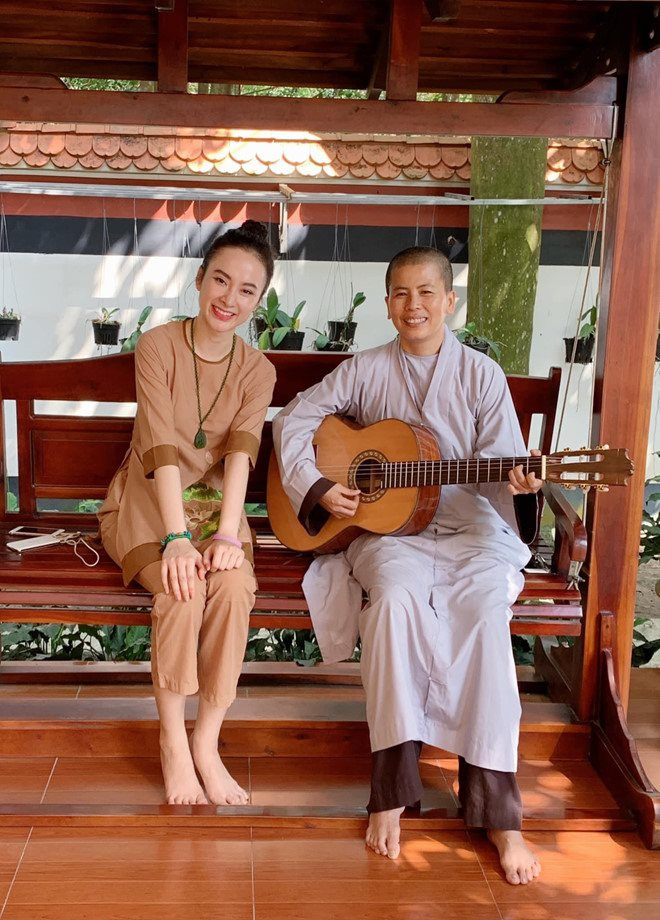 "Cuộc sống của Trinh hiện tại rất bình dị, không sôi nổi như trước nhưng lại quý giá hơn thật nhiều, mang theo cái hương vị tình người, gắn kết, sự sâu lắng nơi con tim với bao điều tốt đẹp luôn hiện hữu phía trước", Angela Phương Trinh chia sẻ.