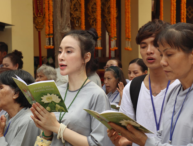 Trong suốt thời gian qua, người đẹp 23 tuổi cùng bạn bè, người thân tham gia các khóa tu, thiền dài ngày, cô cũng kết nối các phật tử để tham gia nhiều hoạt động thiết thực, có ý nghĩa.
