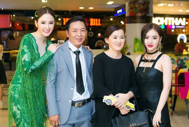 Angela Phương Trinh khoe ảnh chụp chung với gia đình. Ngoài công việc, cô còn dành nhiều thời gian cho người thân, bạn bè.