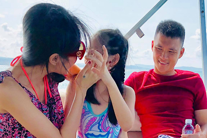 Bé Bánh Gạo mặc áo tắm, lộ rõ vóc dáng cao lớn trong chuyến du lịch cùng bố mẹ.