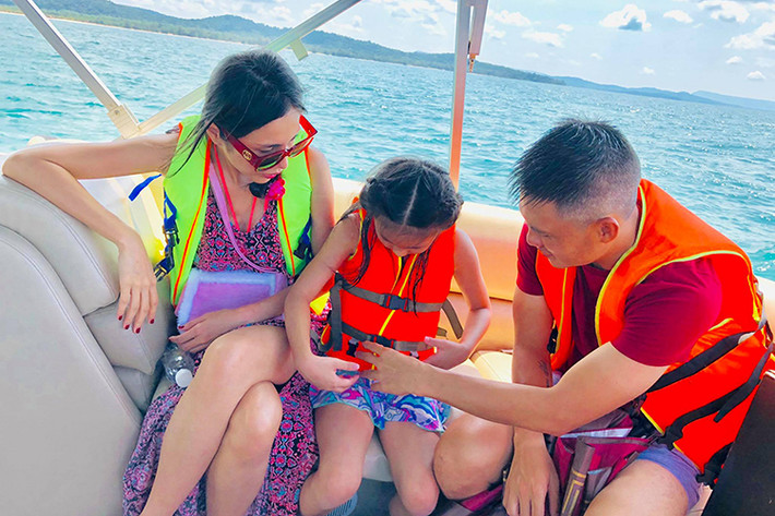Trên trang cá nhân, Thủy Tiên - Công Vinh vừa đăng tải loạt ảnh đi nghỉ dưỡng cùng con gái Bánh Gạo.