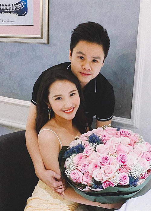 Đầu năm 2019, cặp đôi vướng tin đồn chia tay sau khi xóa ảnh bên nhau trên trang cá nhân. Ảnh: FBNV