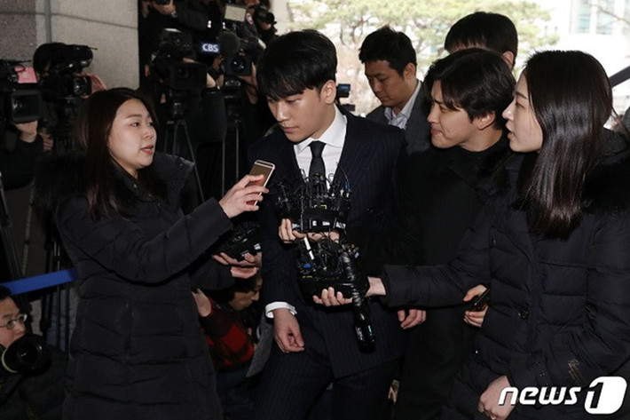 KBS cũng cho hay, trong cuộc thẩm vấn, Seungri thừa nhận anh biết rõ việc đăng ký câu lạc bộ dưới dạng một nhà hàng là bất hợp pháp. Ngoài ra, cựu ca sĩ còn được cho là làm theo các câu lạc bộ lân cận. Ảnh: News1
