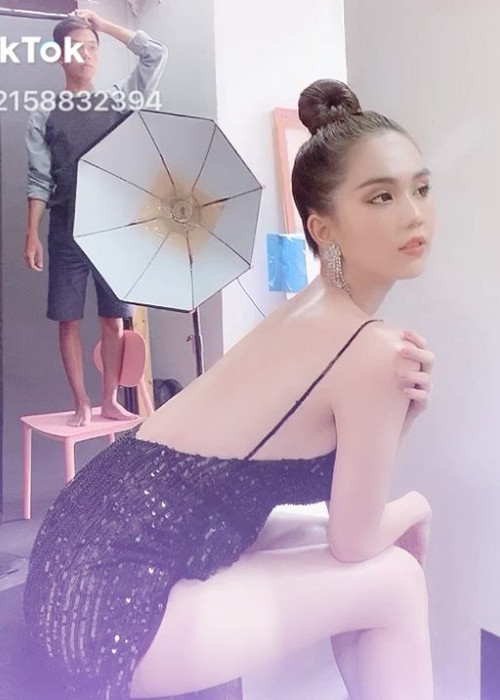 Mới đây, trên trang cá nhân, Ngọc Trinh đăng tải một số video hậu trường buổi chụp ảnh của mình. Cô được khen về cách tạo dáng lẫn vóc dáng.