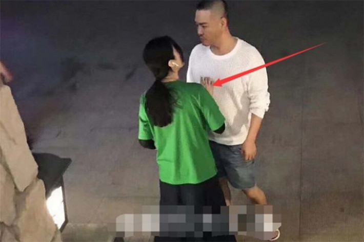 Phạm Băng Băng từng bị bắt gặp để tay trên ngực Trương Soái khi cả hai nói chuyện trên phố.