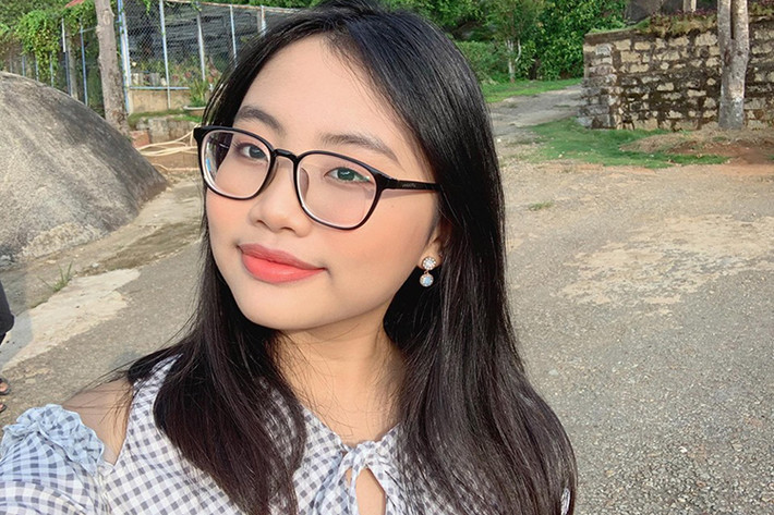 Rút kinh nghiệm sau những lần trang điểm đậm bị chê già chát, Phương Mỹ Chi giờ chỉ trang điểm nhẹ nhàng.