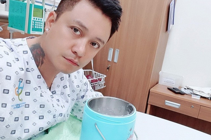 Trên trang cá nhân, Tuấn Hưng vừa đăng tải hình ảnh nhập viện. Anh bị đau bụng và huyết áp cao nên đến bệnh viện thăm khám.