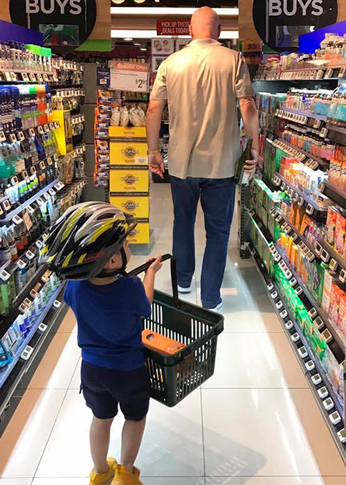Ông xã của Thu Minh dù bận rộn vẫn luôn dành thời gian chơi cùng con trai.