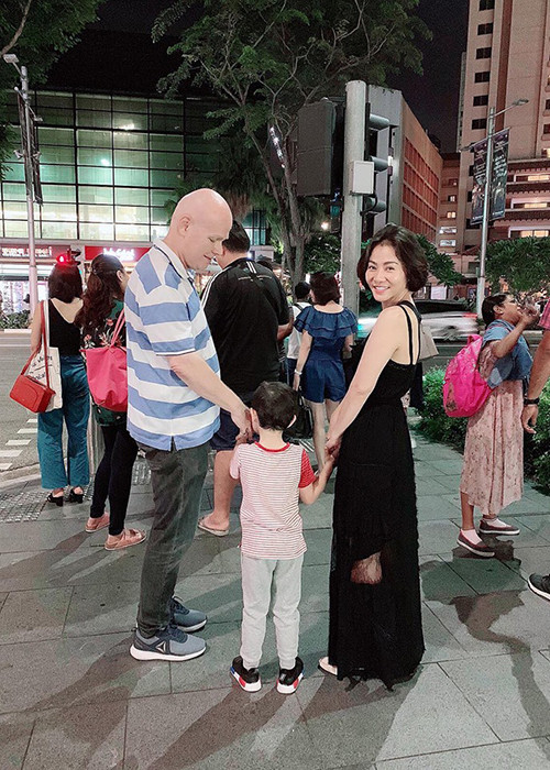 Thu Minh thường xuyên đăng ảnh con trai nhưng khéo léo giấu mặt bé bằng biểu tượng ngộ nghĩnh hay chụp góc ảnh từ đằng sau.