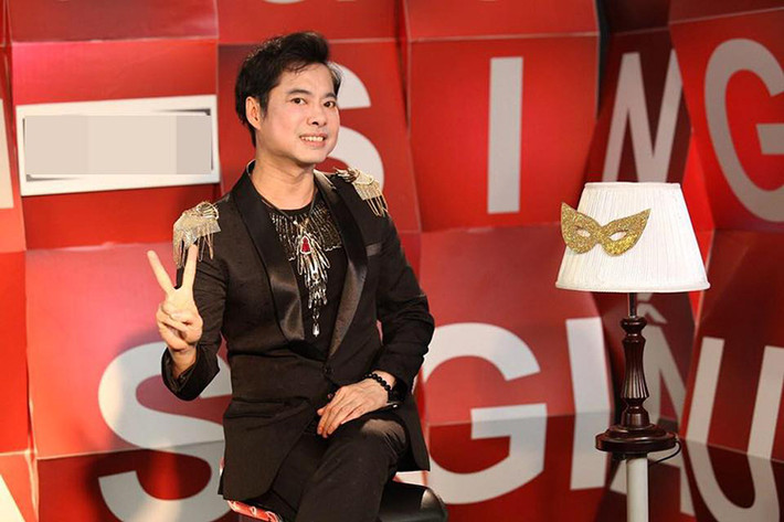 Bị dư luận cho rằng khùng, điên, biến thái, Ngọc Sơn đáp trả: “Mọi người muốn nói câu nào vui thì tôi cũng vui. Tôi là bác sĩ tâm thần mà đi cãi nhau với đám bệnh nhân tâm thần thì còn gì là bác sĩ”. Mời quý độc giả xem video "Ngọc Sơn tiết lộ bí quyết trở thành ông hoàng nhạc sến". Nguồn VTC14