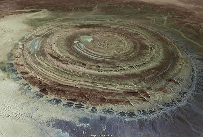 Vòng xoáy Richat, ở Mauritania: Vòng xoáy Richat như con mắt trên sa mạc Sahara thách thức các nhà khoa học bao nhiêu năm qua. Đường kính vòng xoáy dài 49km nên có thể nhìn thấy từ vũ trụ. Trước đây, người ta cho rằng vòng xoáy kỳ lạ này hình thành do núi lửa hoạt động và thiên thạch rơi. Ngày nay, một số người cho rằng sự ăn mòn kết cấu đá tạo thành vòng xoáy. Rất khó giải thích được sao lại hình thành vòng xoáy đồng tâm hoàn hảo và đều nhau như thế.