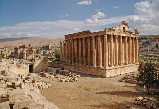 Khối cự thạch cổ Baalbeck (Lebanon): Baalbeck một thành phố ở miền đông Lebanon, nó là một thành phố phồn thịnh khi mà người Hy Lạp chiếm nó năm 331 trước công nguyên và trở thành một thuộc địa của Hoàng đế La Mã Augustus.