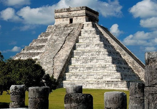 Chichen Itza (Mexico): Chichen Itza là một địa điểm khảo cổ thời tiền Colombo, do nền văn minh Maya xây dựng, nằm ở trung tâm phía bắc Bán đảo Yucatan, Mexico. Địa điểm này chứa đựng vô số các phong cách kiến trúc lớn, khác nhau lớn như El Castillo (đền thờ của Kukulkán) và đền thờ của Warriors.