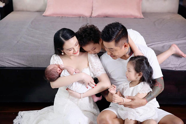Tổ ấm hạnh phúc của Tuấn Hưng chào đón cậu con trai thứ 3 cách đây không lâu.