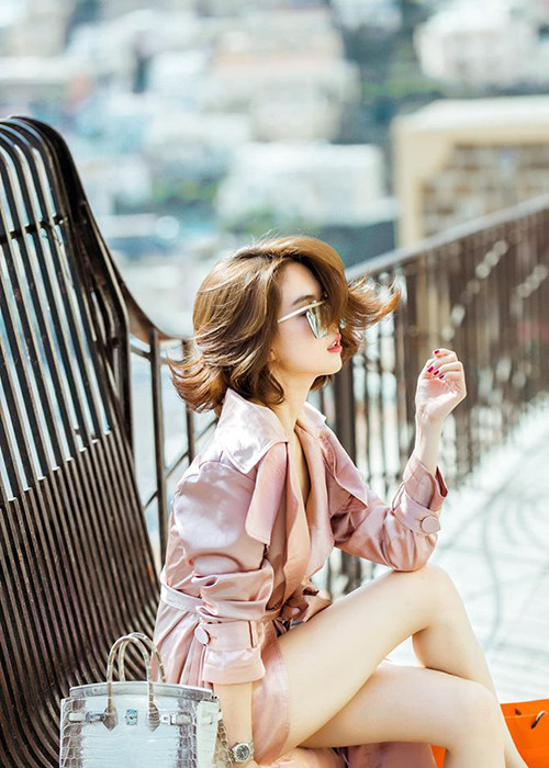 Ngọc Trinh đang ở Italy để mua sắm hàng hiệu. Khi xuống phố, người đẹp chẳng ngại ngần diện bikini kết hợp với áo choàng.