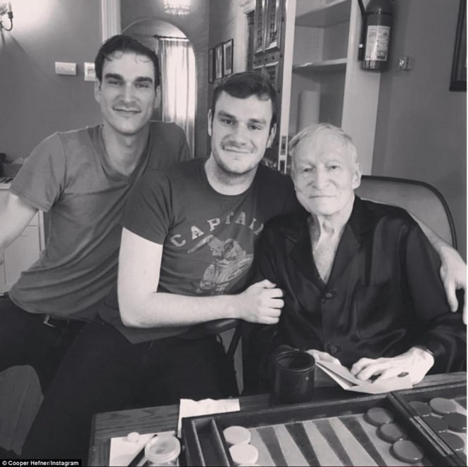 Hugh Hefner và 2 con trai: Cooper 26 tuổi và Marston 27 tuổi. Bức ảnh được chụp vào ngày 16/6 năm ngoái, nhân Ngày của Cha.