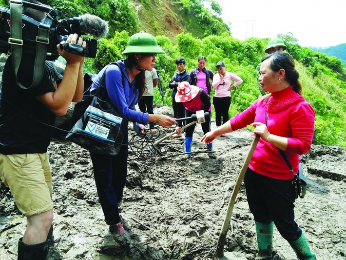 Cô trải lòng: "Công việc là thế rồi, chúng tôi đến nơi mà người dân cần mình. Có mặt ở đó, bạn mới hiểu rằng vai trò của báo chí như thế nào với người dân. Chúng tôi, những phóng viên, quay phim của Đài Truyền hình Việt Nam sẽ có mặt trực tiếp bên cạnh người dân, đưa nhanh chóng hình ảnh nơi đang xảy ra thiên tai, sự cố, thảm họa... đến với khán giả. Một khuôn hình phát sóng trên bản tin thời sự có thể khởi đầu cho nhiều cuộc vận động, quyên góp của người dân trên khắp cả nước... Tôi quên cảm giác đói, quên cảm giác mệt khi được làm việc đó". Ảnh: Công Luận.