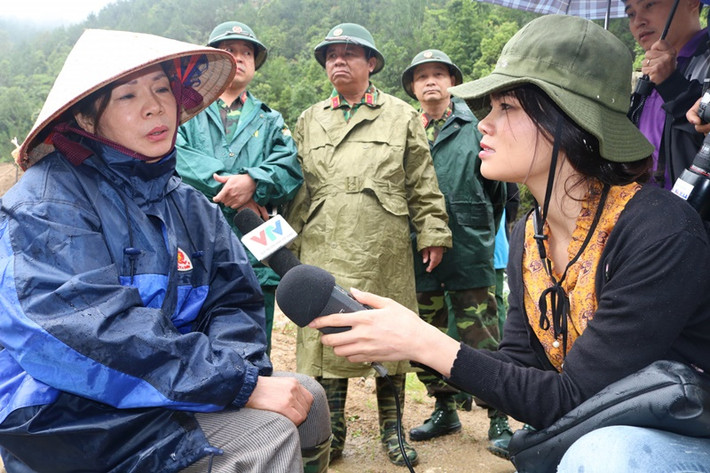 Nguyễn Ngân không ngại khó khăn, vất vả để tác nghiệp. Ảnh: Công Luận.
