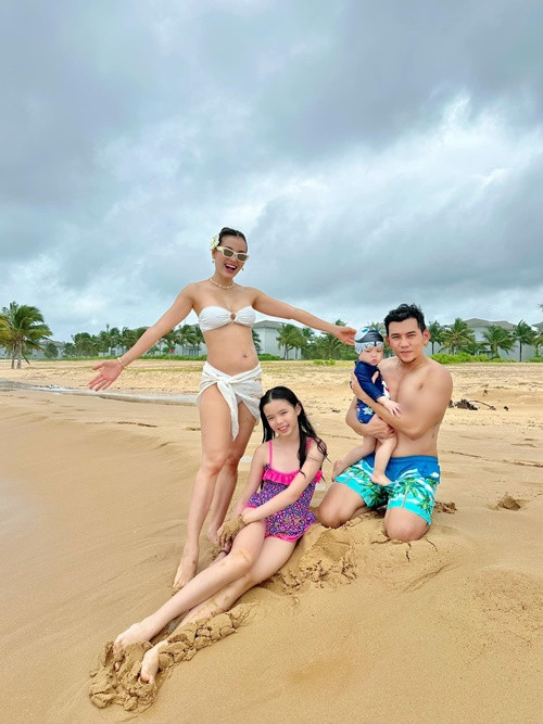 Trước khi sinh con trai thứ hai, Phương Trinh Jolie nâng ngực. Khoảng tháng 3/2024, khi con trai được gần 1 tuổi, cô tiếp tục chỉnh sửa vòng một.
