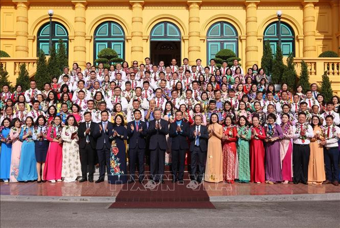 Tổng Bí thư, Chủ tịch nước Tô Lâm với đại biểu được tôn vinh trong phong trào thi đua "Tham mưu giỏi, phục vụ tốt" giai đoạn 2019-2024. Ảnh: Lâm Khánh/TTXVN