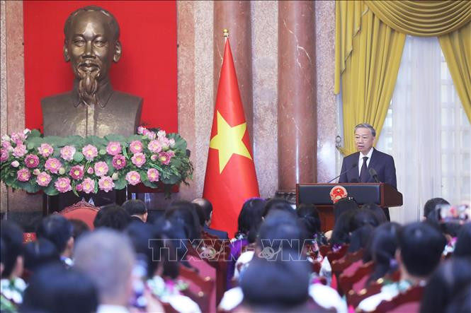 Tổng Bí thư, Chủ tịch nước Tô Lâm nói chuyện với đại biểu được tôn vinh trong phong trào thi đua "Tham mưu giỏi, phục vụ tốt" giai đoạn 2019-2024. Ảnh: Lâm Khánh/TTXVN