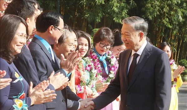 Tổng Bí thư, Chủ tịch nước Tô Lâm với đại biểu được tôn vinh trong phong trào thi đua "Tham mưu giỏi, phục vụ tốt" giai đoạn 2019-2024. Ảnh: Lâm Khánh /TTXVN