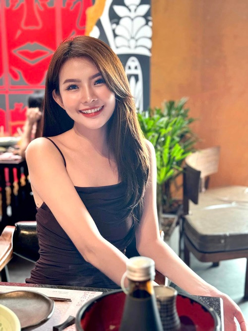 Triều Tiên theo đuổi công việc người mẫu ảnh, kinh doanh.