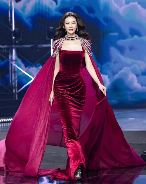 Triều Tiên có chiều cao 1m75, số đo ba vòng 81 - 60 - 94 cm.