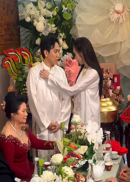 Cô dâu ân cần chăm sóc chú rể trong ngày trọng đại. Ảnh: Phụ Nữ Số.