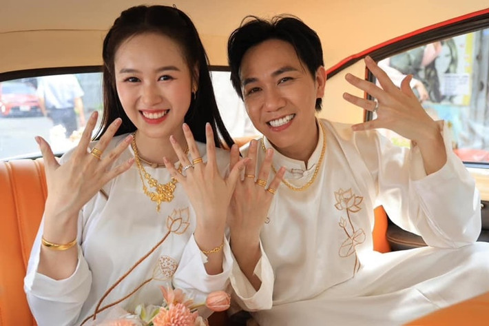 Bạn thân Trấn Thành tươi rói trong lễ ăn hỏi. Ảnh: Dân Việt.
