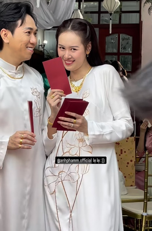 Cô dâu chú rể đeo đầy vàng trong ngày trọng đại. Ảnh: Tiền Phong.