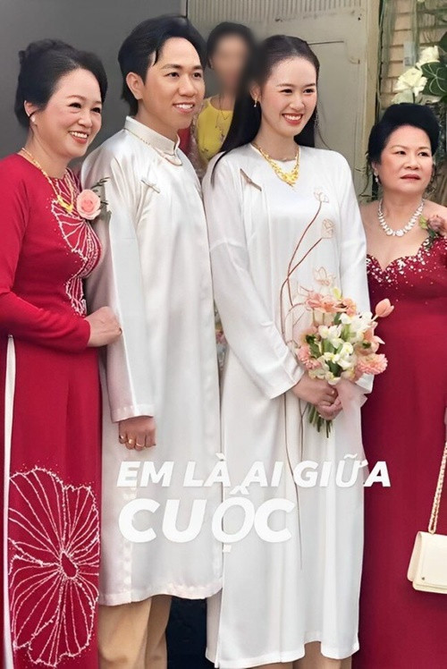 Vợ kém 12 tuổi của Anh Đức tươi rói trong ngày ăn hỏi. Ảnh: Phụ Nữ Pháp Luật.