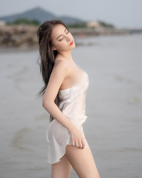 Dù bị chỉ trích mặc phản cảm để đánh bóng tên tuổi, cô nàng vẫn duy trì phong cách của mình. Ảnh: Instagram Barbie Mozz.