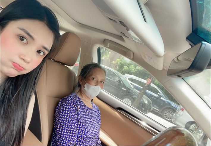 Vì cơn bão, nhà mẹ Thanh Bi ở Bãi Cháy bị tốc mái. “Nhà em thiệt hại nặng nề quá, tốc bay hết mái, gần hết mọi thứ, ước gì ở nhà cùng mẹ chống bão cùng, mẹ chỉ có một mình ở nhà gần đồi, lo quá”, Thanh Bi bày tỏ. Ảnh: FB Thanh Bi.