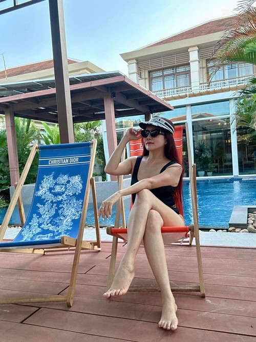 Vợ Bình Minh được nhận xét trẻ hơn tuổi thật.